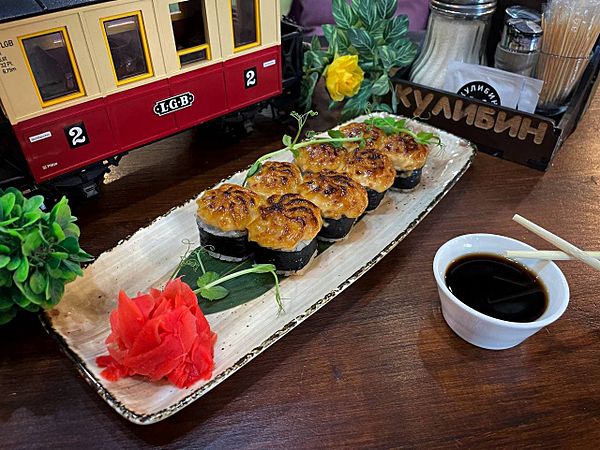 Ролл запеченный с лососем терияке