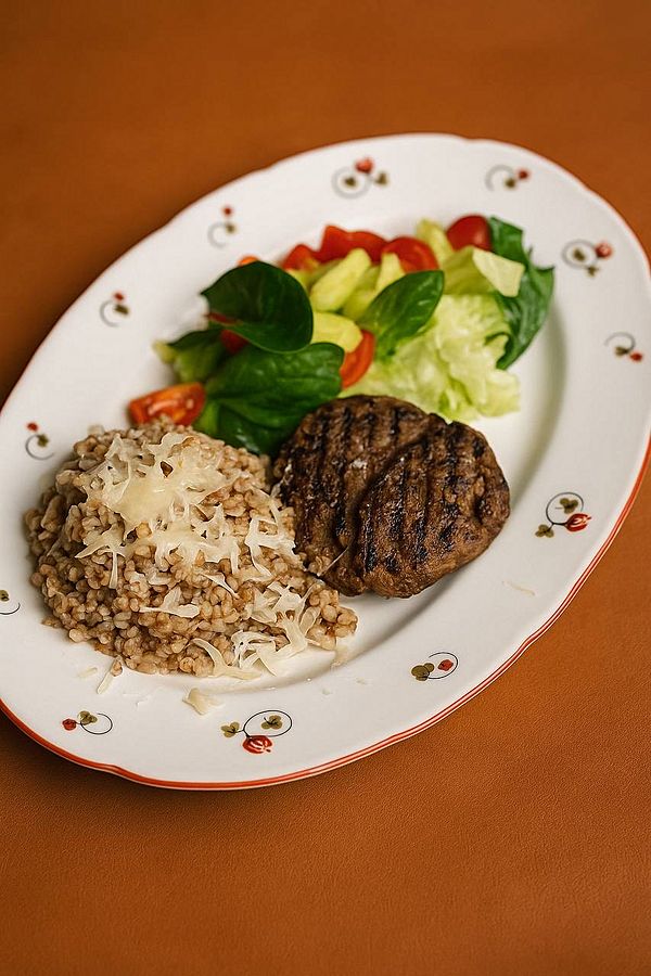 Бифштекс с гречкой и пармезаном new