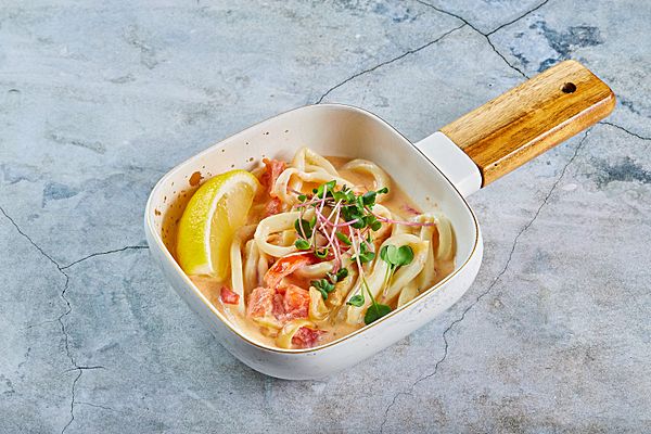 Кальмар с томатами в сливочном соусе