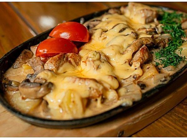 Сковорода Свиная вырезка с картофелем и грибами