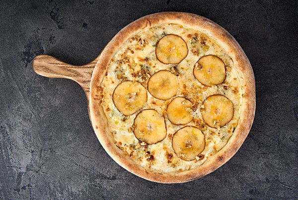 Пицца с грушей и сыром