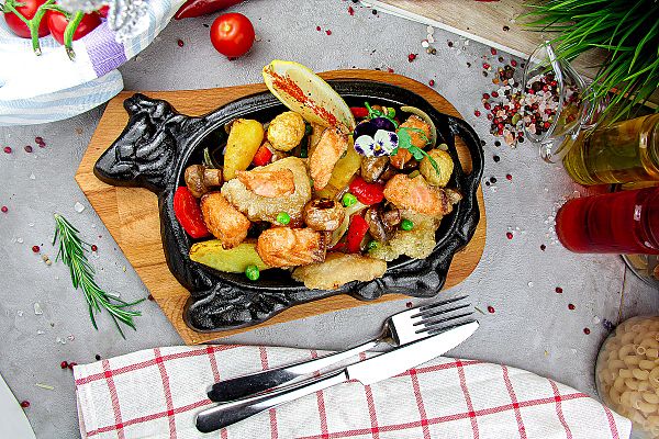 Рыбное ассорти с грибами, картофелем и молодым горошком