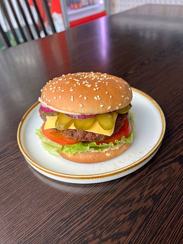 Бургер со свино-говяжей котлетой