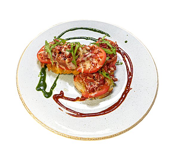 Горячие бутерброды с веганской бужениной, томатами и пармезаном