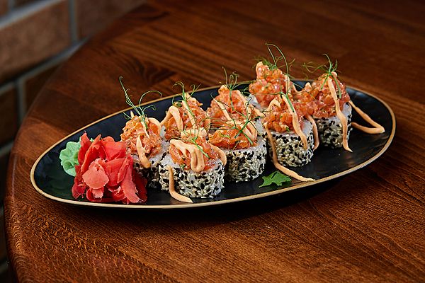 Острый ролл с тар-таром из лосося с добавлением кинзы и соуса спайси