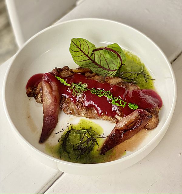 Утиная грудка с киноа и соусом из чёрной смородины