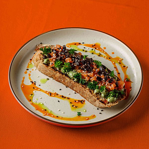 Брускетта с лососем