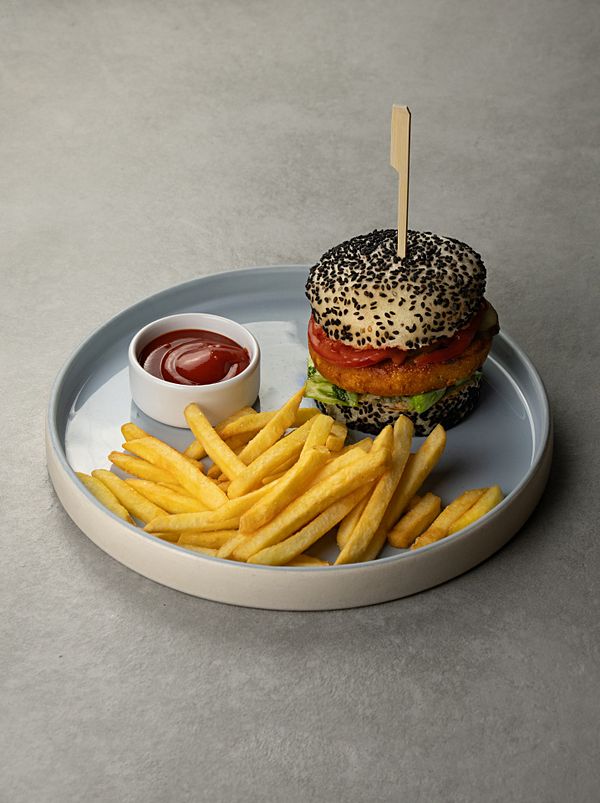 Бао-бургер с тыквенно-чечевичной котлетой, соусом песто и фри