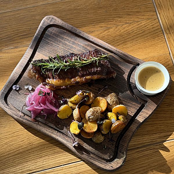 Стейк Нью-Йорк с печеным картофелем и перечным соусом