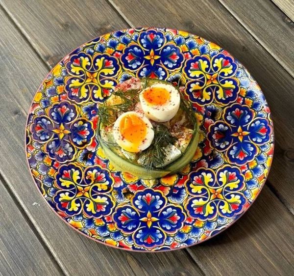 Салат с форелью слабой соли, печенным картофелем, заправленный апельсиновым майонезом