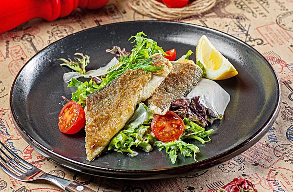 Салат с радужной форелью