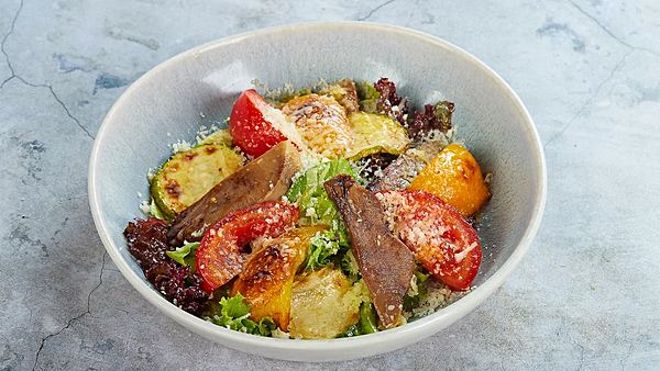 Теплый салат с обжаренным языком, гриль овощами и медово-горчичным соусом