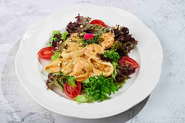 Теплый салат с морепродуктами