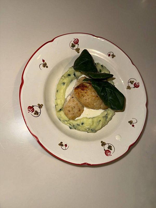 Котлеты из щуки и судака с картофельным пюре и шпинатом