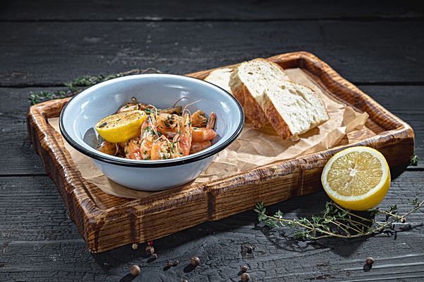 Креветки в винно-чесночном соусе