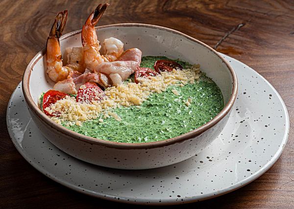 Крем из сливочного шпината с креветками и беконом