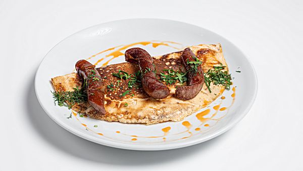 Омлет с моцареллой и охотничьими колбасками