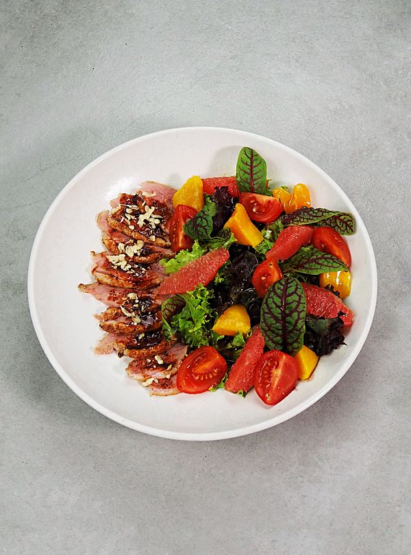 Салат с утиной грудкой, томленым манго