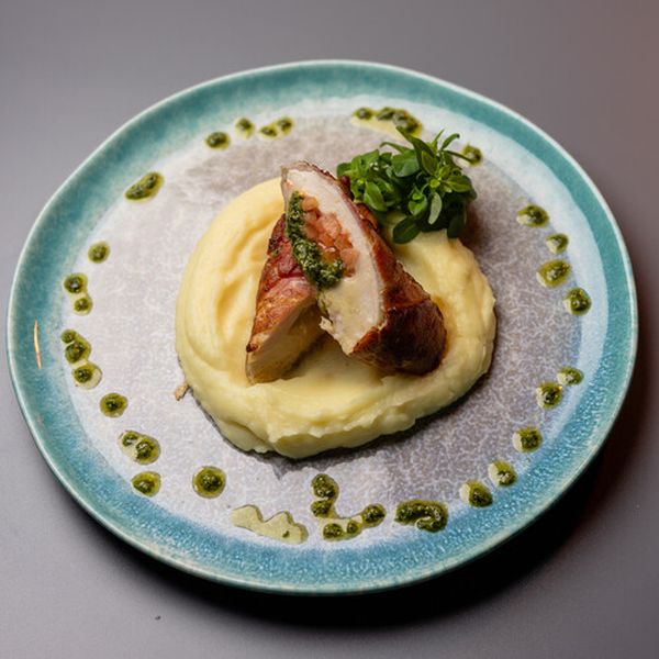 Куриная грудка в беконе с сыром и песто