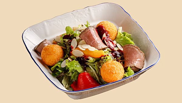 Салат с ростбифом и грушей с сырными шариками