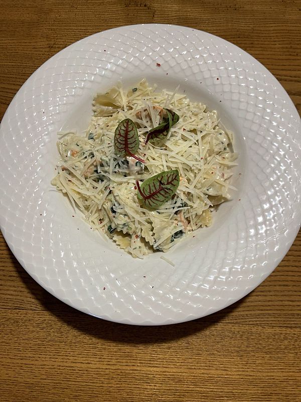 Фарфале с лососем в сливочном соусе со шпинатом