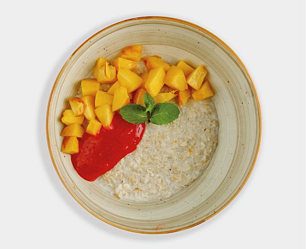 Каша овсяная с сезонными ягодами