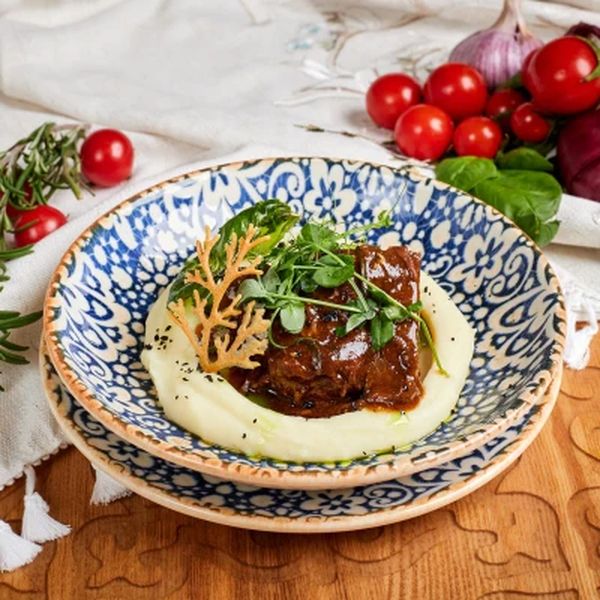 Телячьи щечки с картофельным пюре