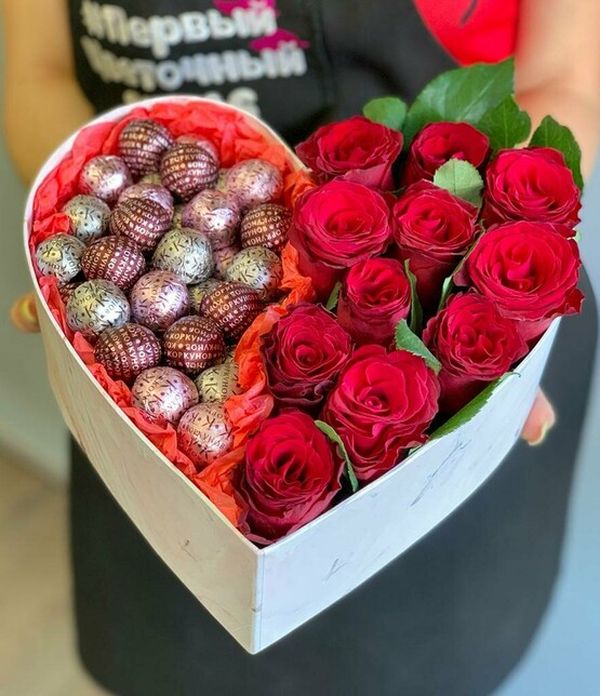 Композиция с розами и конфетами