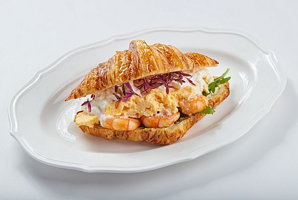 Круассан со скрэмблом, креветками и сыром Страчателла