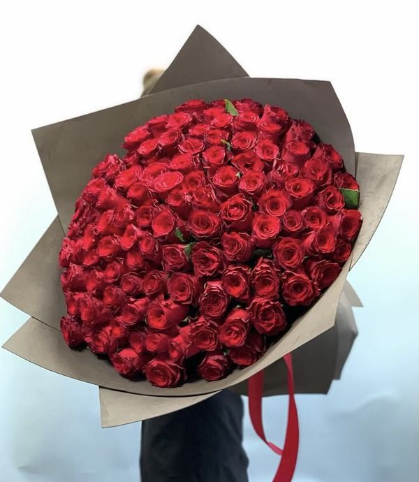 101 роза 50см в оформлении