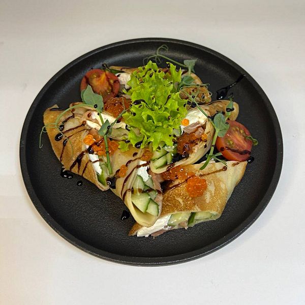 Блинчики с лососем и красной икрой