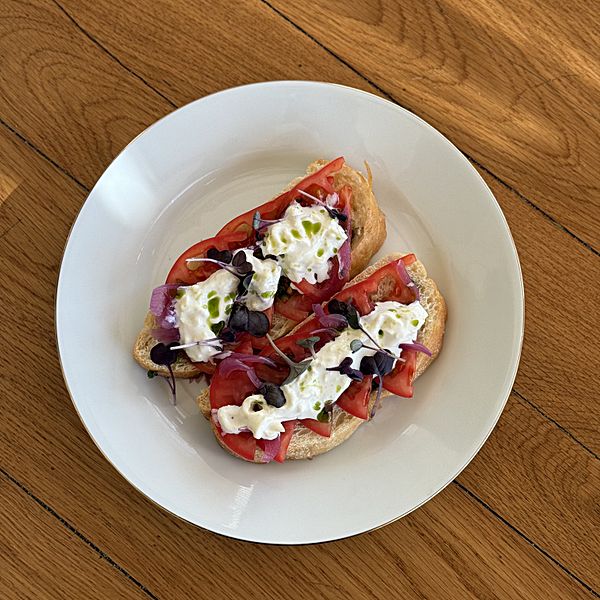 Брускетта с томатами и страчателлой