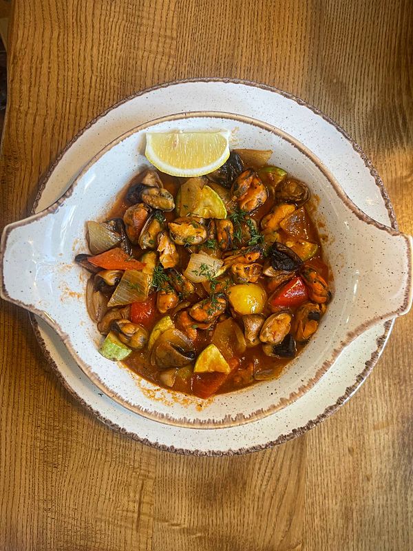 Сковорода с мидиями по-Алуштински в томатном соусе со сладким чили