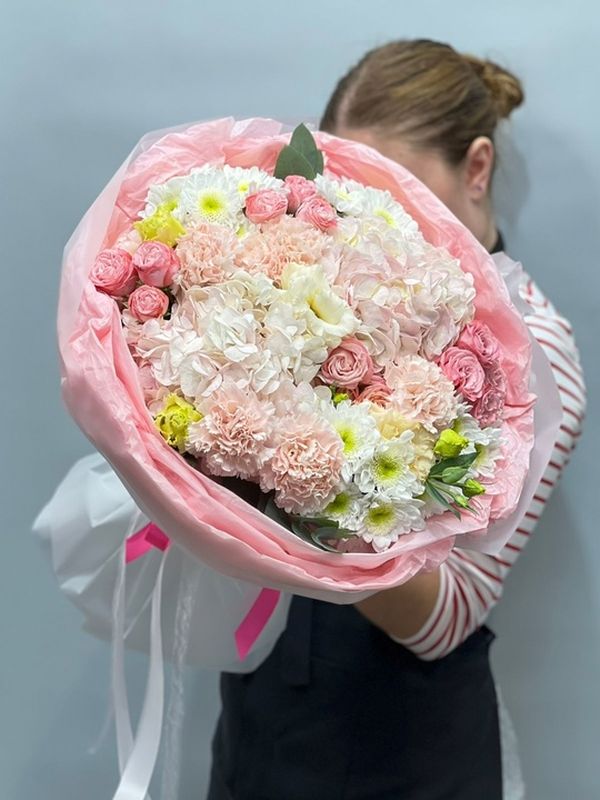 Сборный букет с гортензией и розами