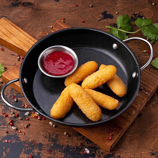 Сырные палочки и брусничный соус