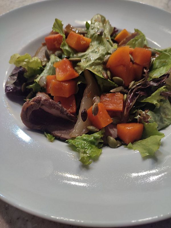 Салат с копченной утиной грудкой