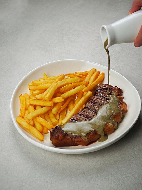 Антрекот, перечный соус, фри