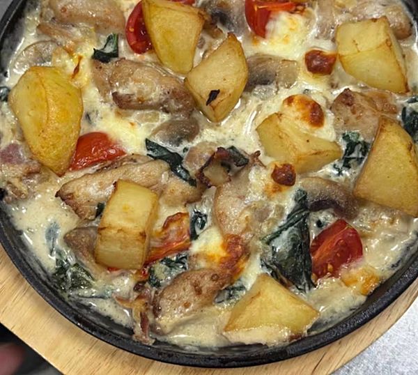 Сковородка с цыпленком в сливочном соусе