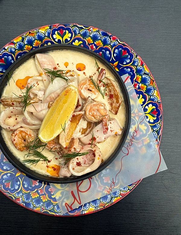 Сковородка с морепродуктами в сливочном соусе