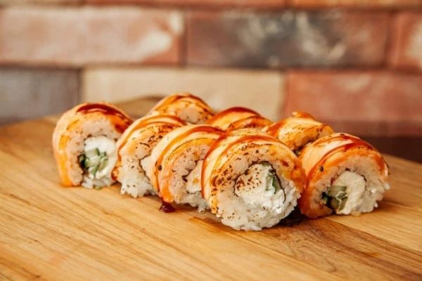 Запеченный ролл Филадельфия с лососем