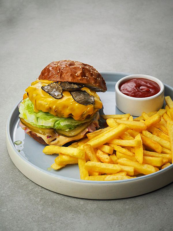 Фирменный бургер с трюфелем, подается с картофелем фри