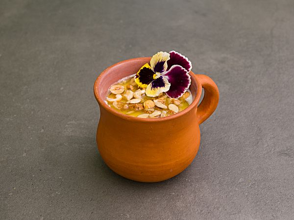 Мацони с медом и орехом