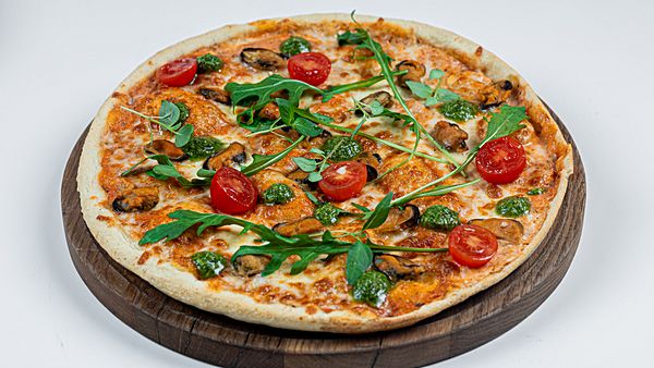 Пицца с мясом мидий и песто из рукколы