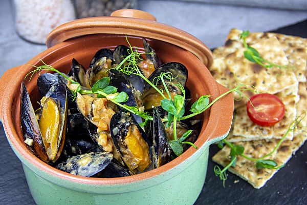 Мидии в створках в пряно-томатном соусе