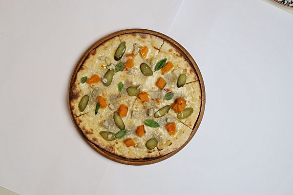 Пицца с тыквой, горгонзолой и корнишонами