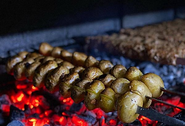 Картофель с салом на мангале