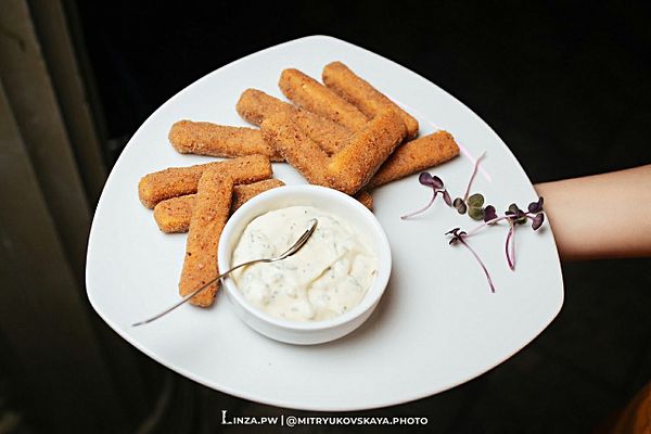 Сырные палочки с чесночным соусом