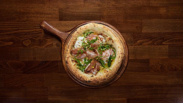 Пицца с пармской ветчиной, страчателлой и фисташками