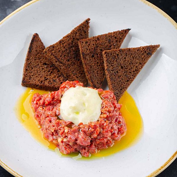 Тартар из говядины с перцем гриль