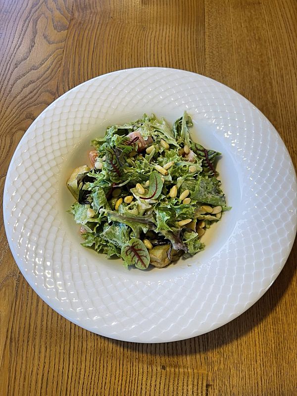 Теплый салат с хрустящим баклажаном и горчично-медовым соусом